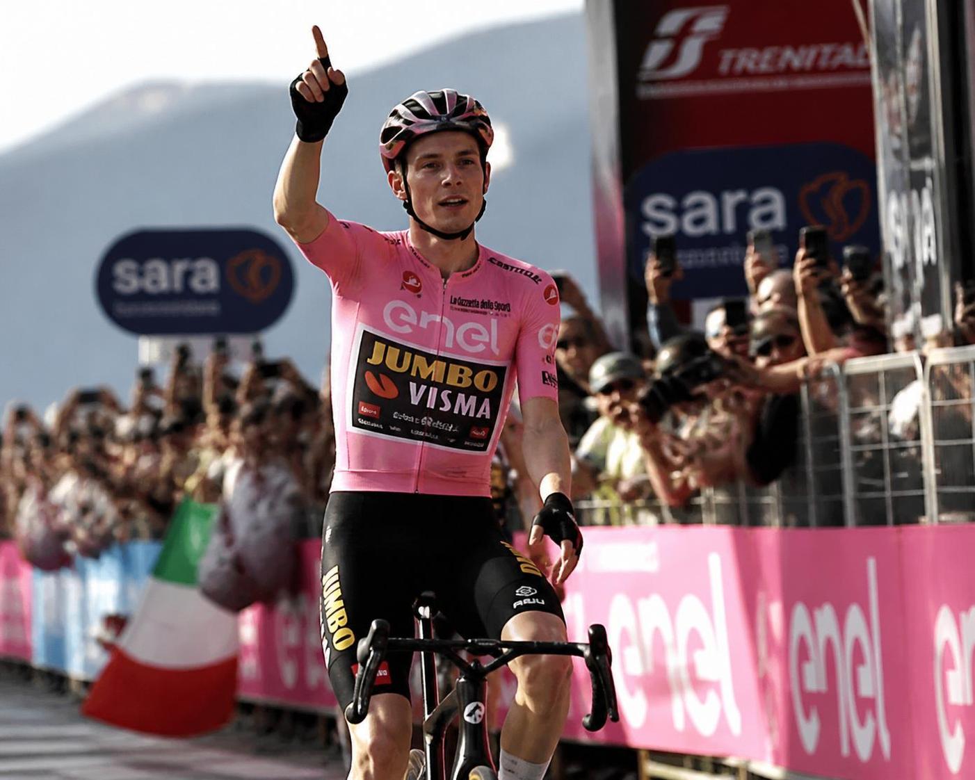 découvrez comment jonas vingegaard a triomphé au giro, se préparant désormais à un affrontement spectaculaire avec tadej pogacar lors du prochain tour de france.