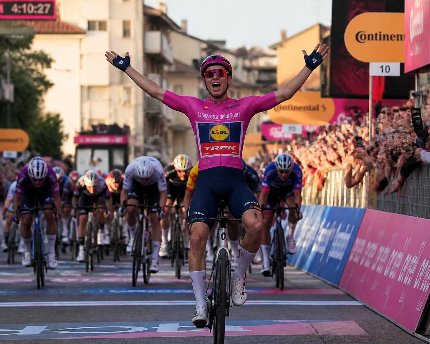 paul magnier remporte sa troisième victoire au tour d'italie, affirmant son talent exceptionnel et incarnant l'avenir audacieux du cyclisme français.